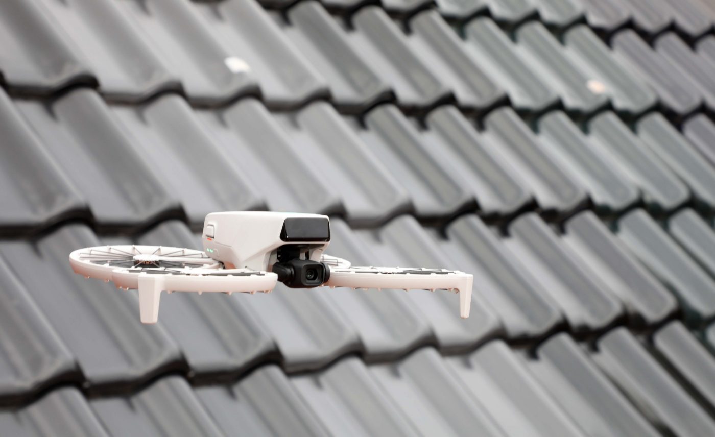 Drohnenflug graues Dach