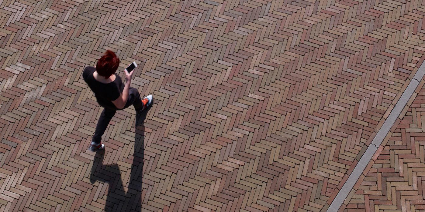 Penter Varia Wasserstrich Man with mobile phone aerial picture