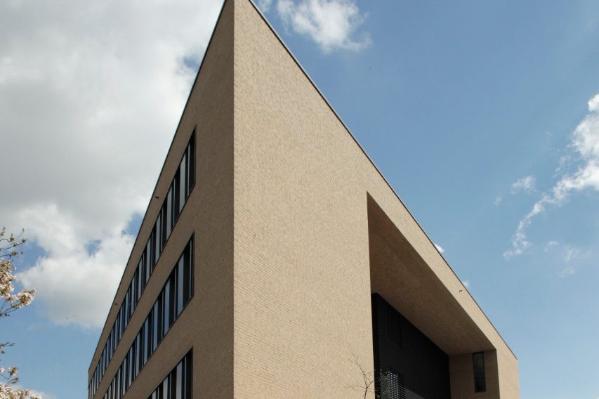 side view; sidewalk; corner; product: Terca HKS grey-brown (custom build)