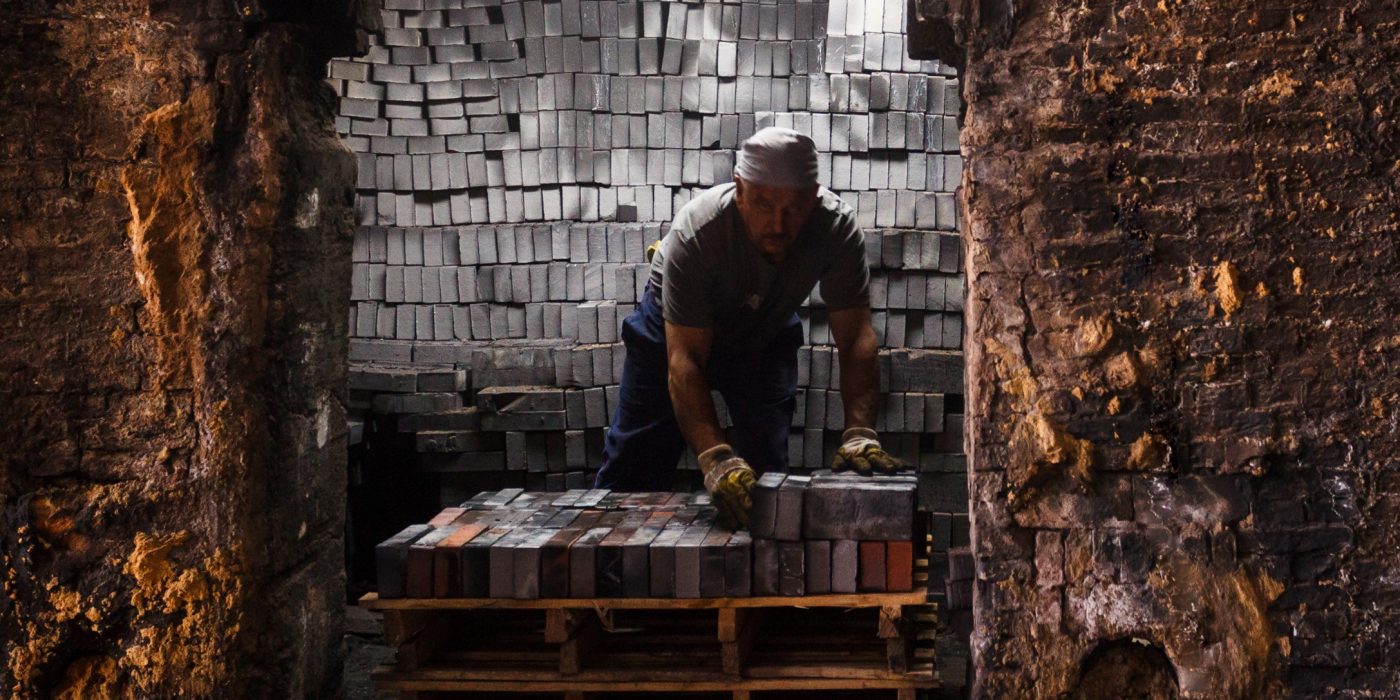 Photography of stacking facing bricks in ring kiln at Maaseik