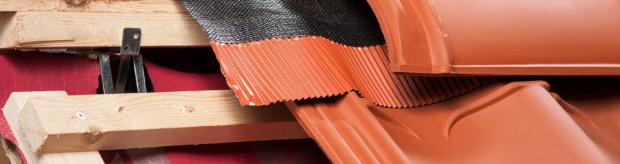 Flexi-Role Ventilating ondervorst consisting of finely woven PP fabric with both sides an aluminium slab equipped with 20 mm wide butyl adhesive strips. To use at the nok or at the corner twill. Adhesive strips prevent to curl up and guarantee a sustainable confirmation. Long life due by good UV-resistance. Length: role to 5 metres. Width: 320 mm. Color: red and black. Ventilation capacity 250 cm2/m1. Warranty: 15 years.  