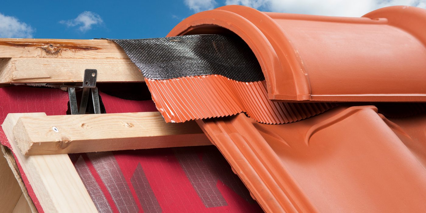 Flexi-Role Ventilating ondervorst consisting of finely woven PP fabric with both sides an aluminium slab equipped with 20 mm wide butyl adhesive strips. To use at the nok or at the corner twill. Adhesive strips prevent to curl up and guarantee a sustainable confirmation. Long life due by good UV-resistance. Length: role to 5 metres. Width: 320 mm. Color: red and black. Ventilation capacity 250 cm2/m1. Warranty: 15 years.  