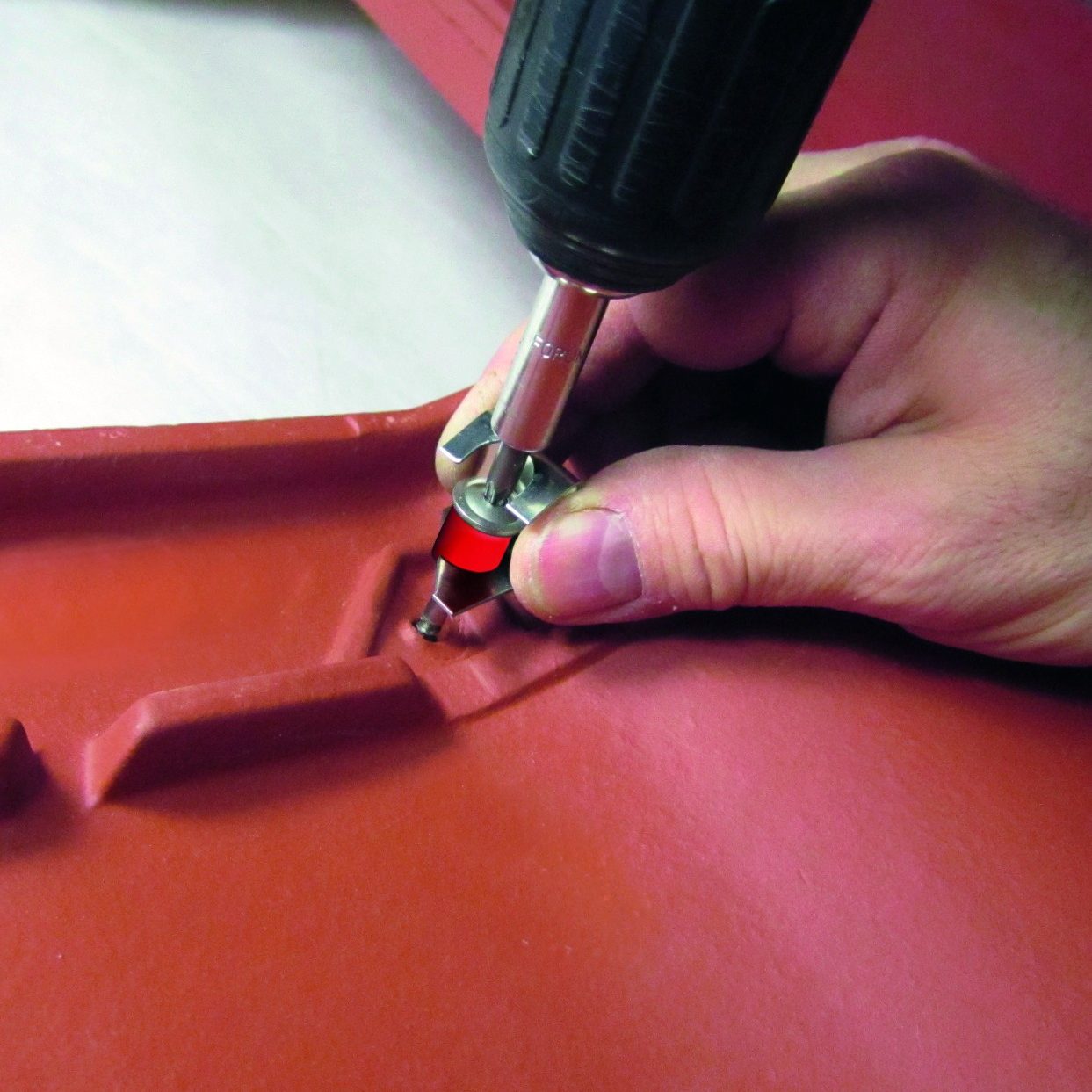 Installation guide of Sturmfix 2.0, insert screw