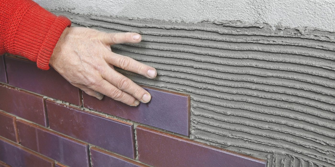 Verlegung von Riemchen auf Poroton mit Mörtel