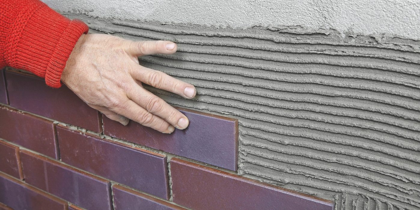 Verlegung von Riemchen auf Poroton mit Mörtel