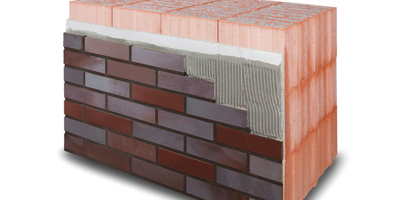 Verarbeitung von Riemchen mit Mörtel auf Poroton