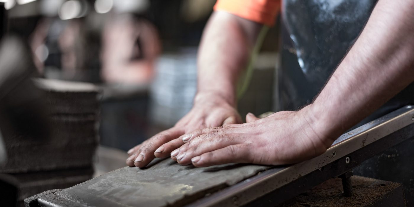 Traditionelle Herstellungstechnik von Dachziegeln
