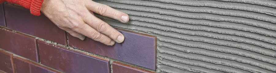 Verlegung von Riemchen auf Poroton mit Mörtel