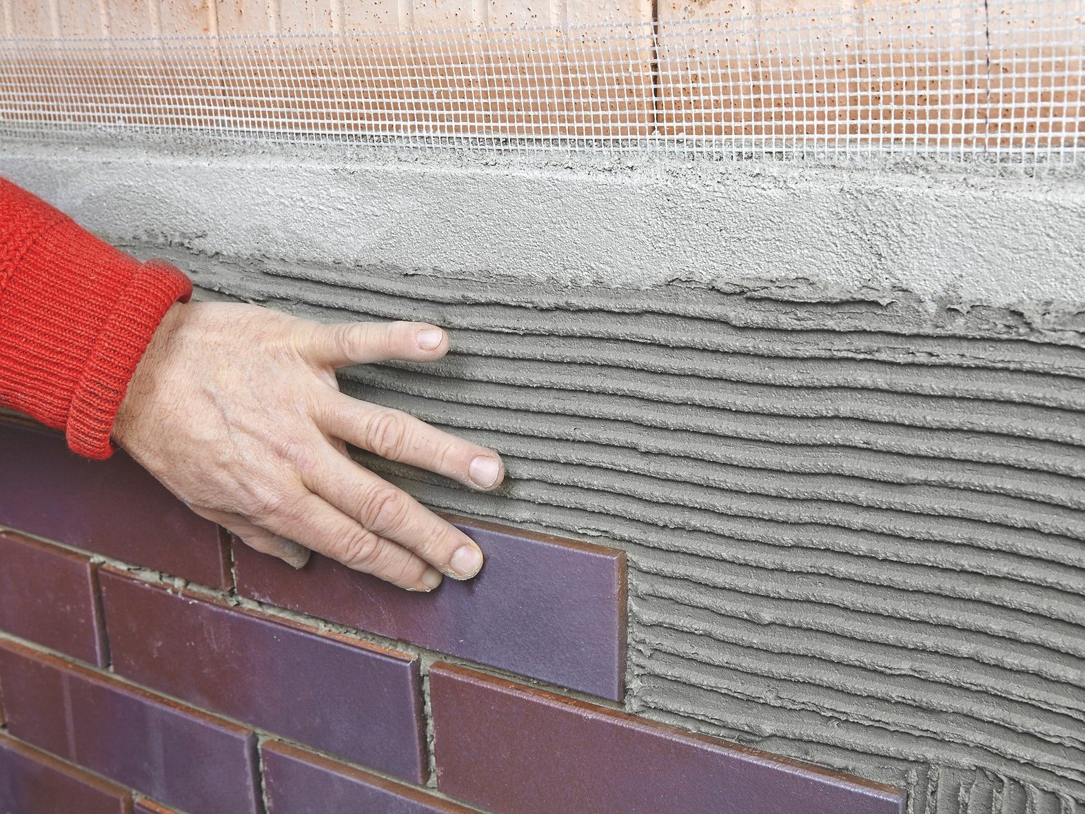 Verlegung von Riemchen auf Poroton mit Mörtel