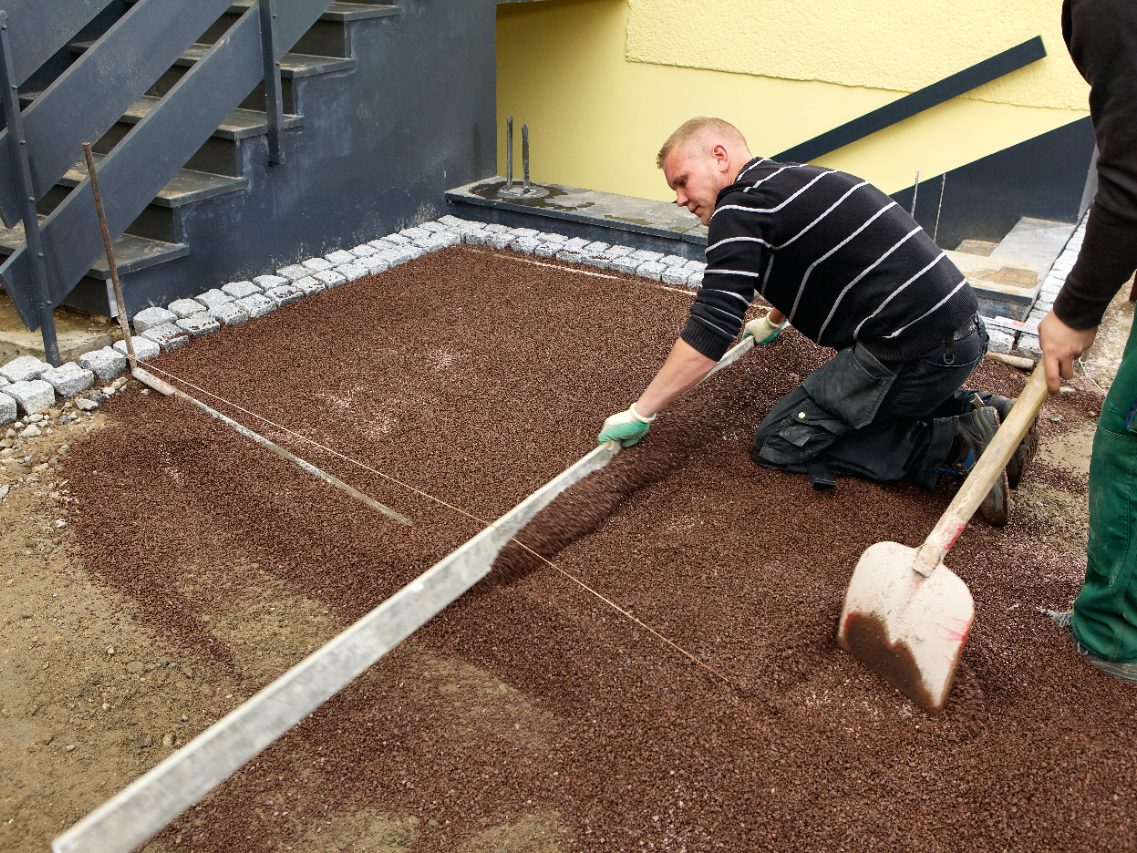 peel, gravel, shovel, construction worker, bedding