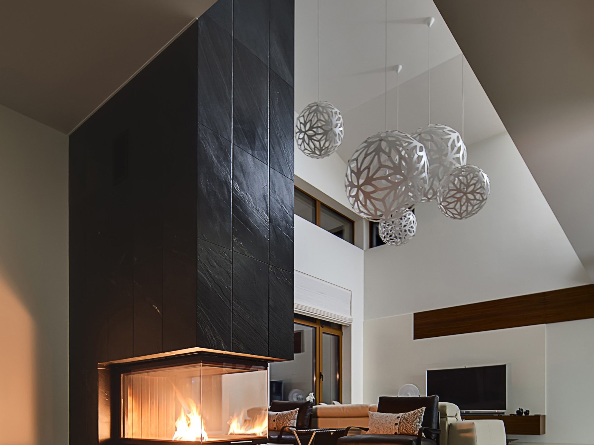 Feuer brennt in Kamin in designigem Wohnzimmer