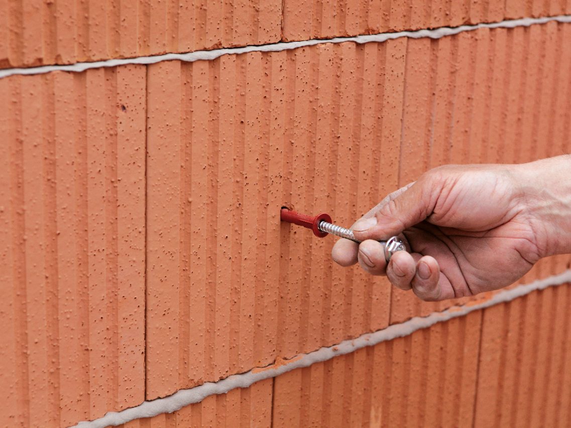 poroton, mortar, construction worker, screw, dowel, drill hole