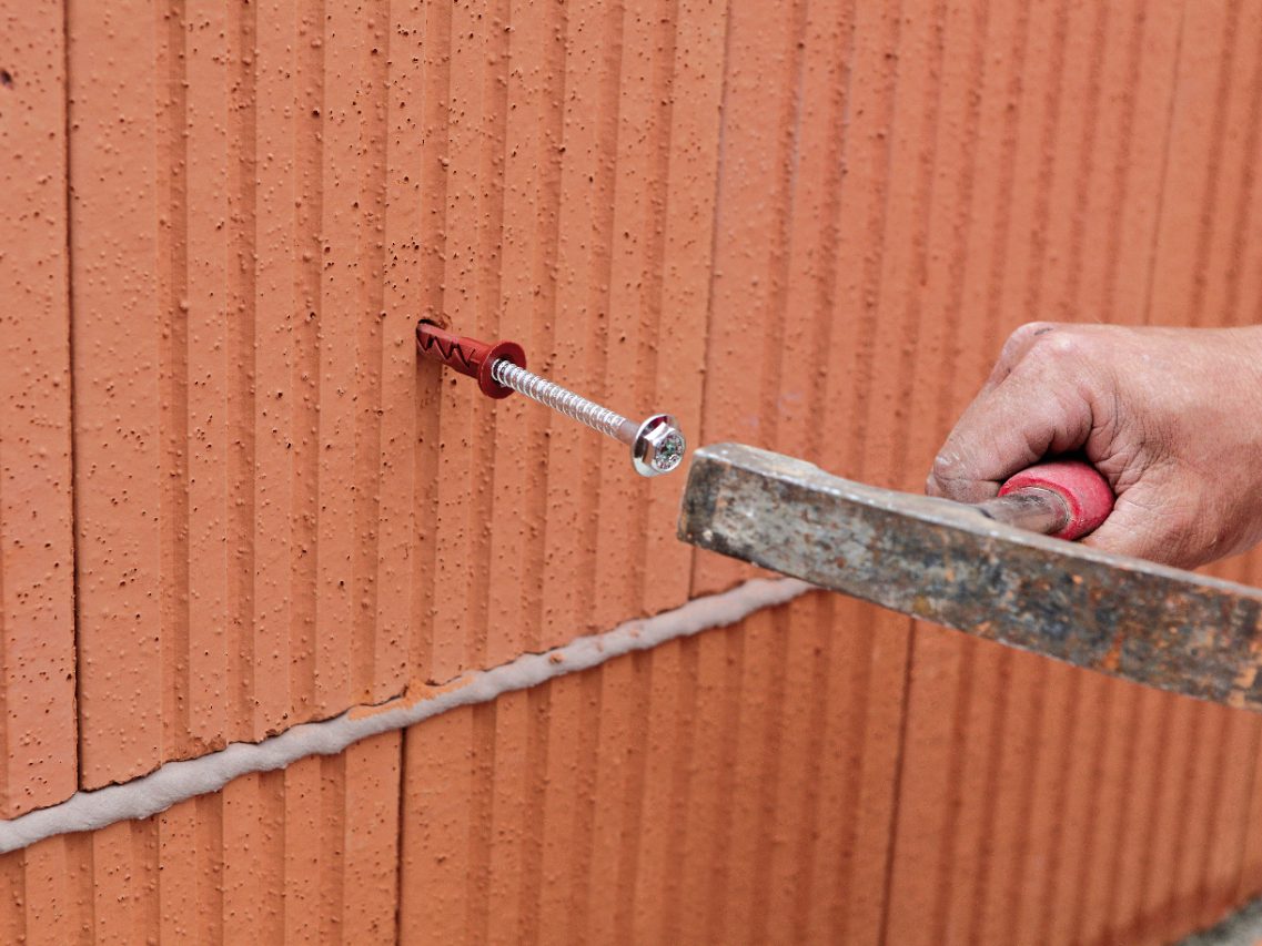 poroton, mortar, construction worker, screw, dowel, hammer