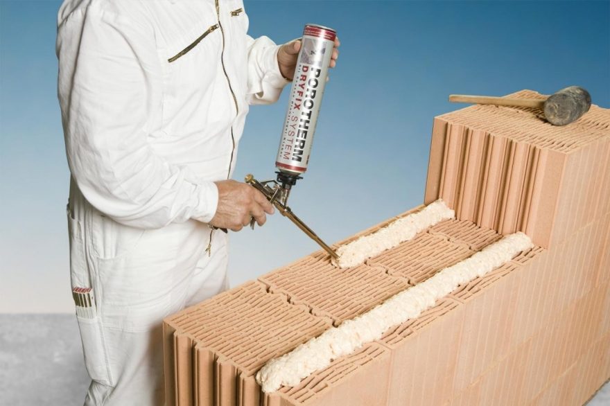 How to apply Dryfix on Porotherm bricks.