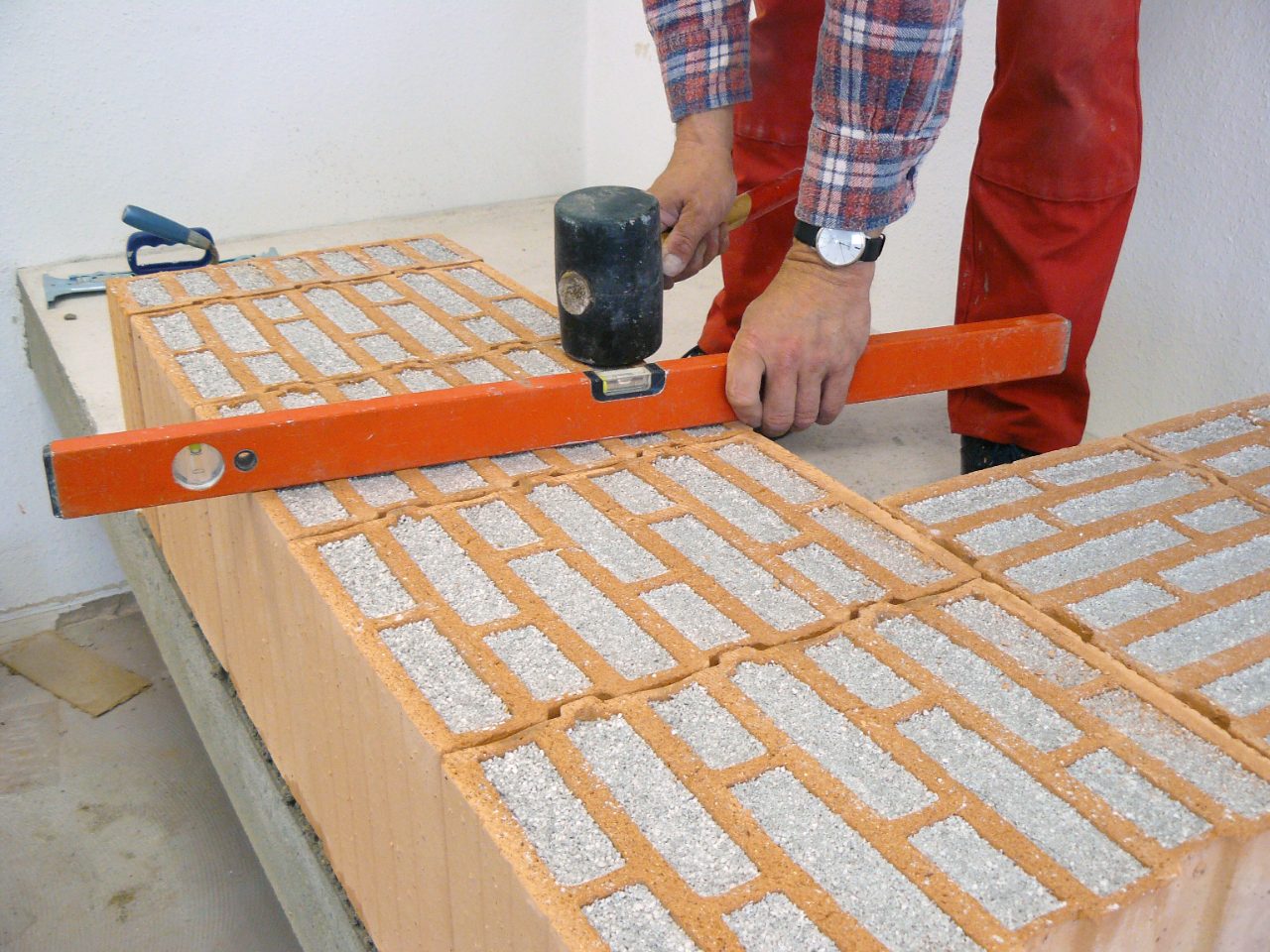 spirit level, rubber hammer, poroton, perlit, align, construction worker