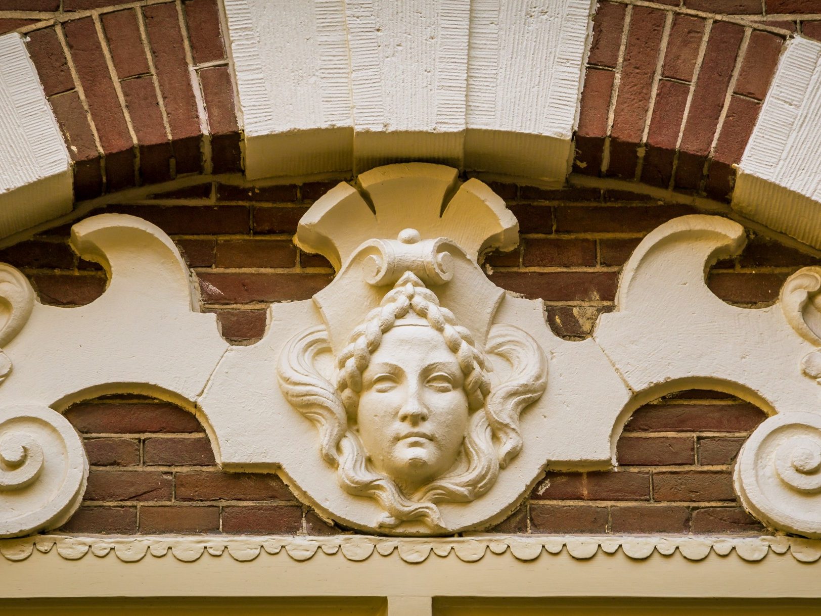 Historische Freske und Bordüre an Fassade