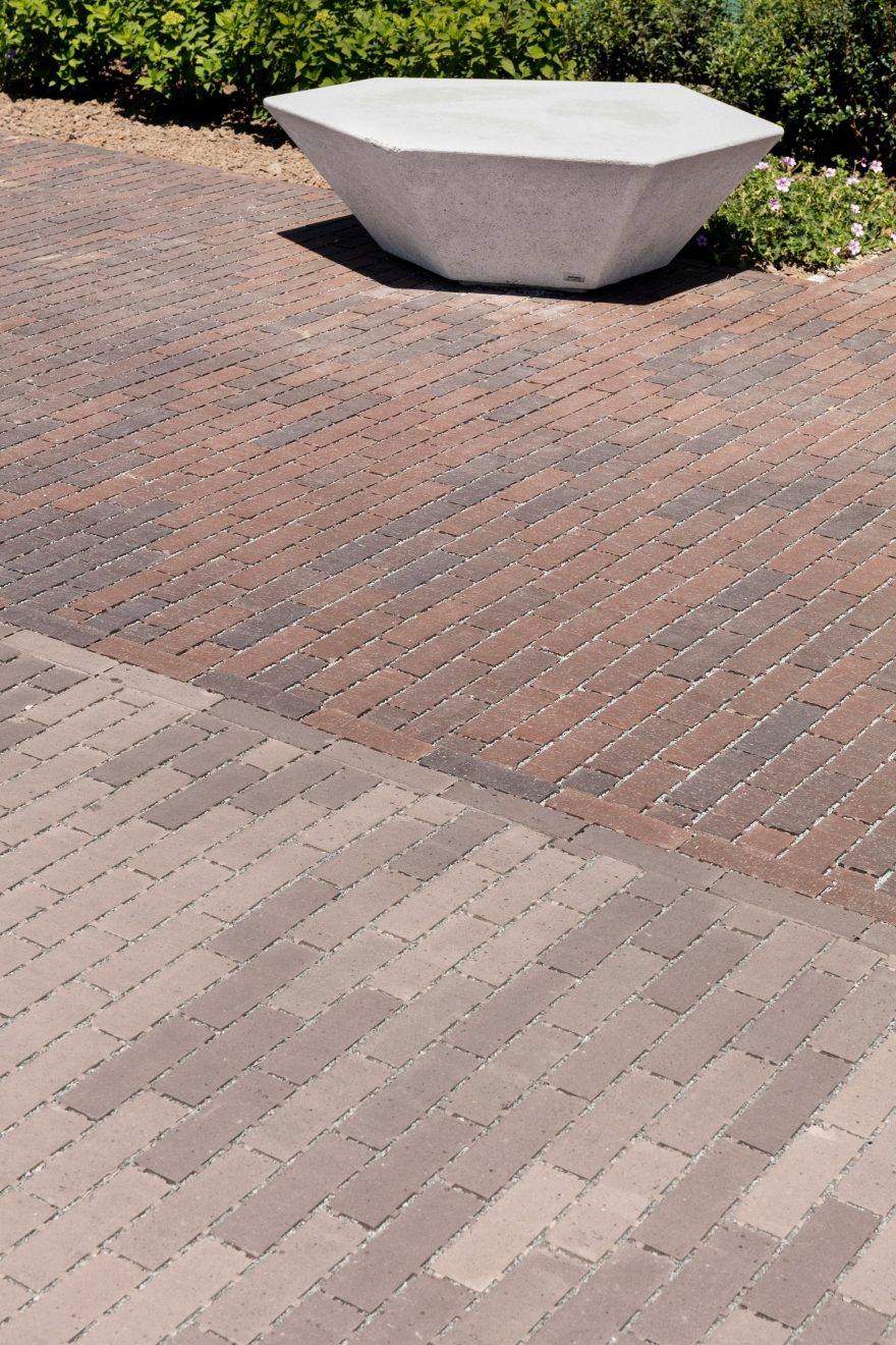 Apotheek Debruyne-Desrumaux, Apothekenvorplatz, Parkplatz, Freiflächen, Platzgestaltung, Aquata, Pflasterklinker, wasserdurchlässig, versickerungsfähig, Läuferverband, Landschaftsgestaltung, Brügge, Belgien, Watelle tuinen & landschappen, Oedelem