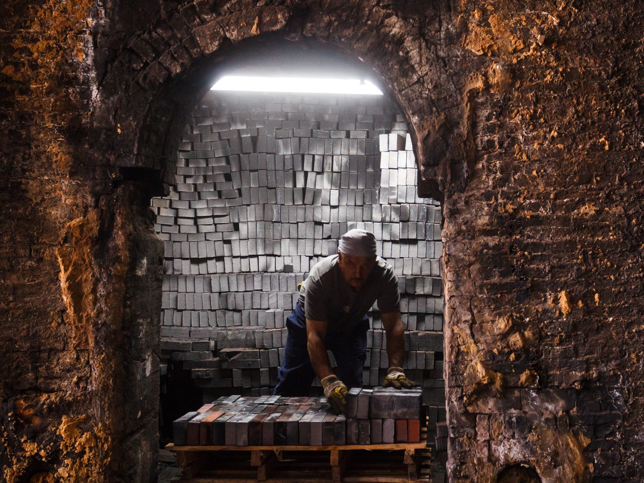 Photography of stacking facing bricks in ring kiln at Maaseik 