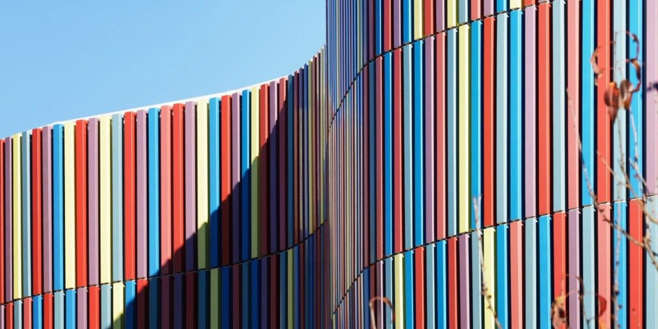 Preschool of 1325 m2 and High Environmental Quality building. Ecole maternelle Simone Veil, 1 rue Nelson Mandela 94390 VILLIERS SUR MARNE. Panels Argeton Barro 50 x 50 Emaillé Rouge, Bleu clair, Jaune, Lilas, Rose.
