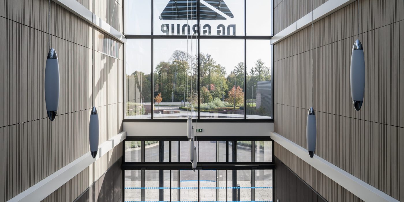 Head office with two levels. Siding's implementation, installed vertically. Siège social CEPROM Le dôme de Rentilly, ZAE du Gué Langlois 24 Avenue du Gué Langlois 77600 Bussy-Saint-Martin. Panels Argeton Altivo Gris Argent, Noir bazalt, Rouge, Altivolite.