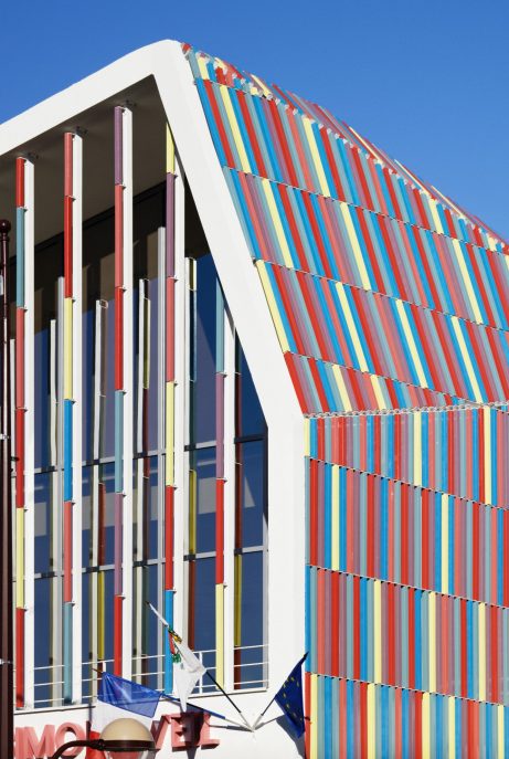 Preschool of 1325 m2 and High Environmental Quality building. Ecole maternelle Simone Veil, 1 rue Nelson Mandela 94390 VILLIERS SUR MARNE. Panels Argeton Barro 50 x 50 Emaillé Rouge, Bleu clair, Jaune, Lilas, Rose.