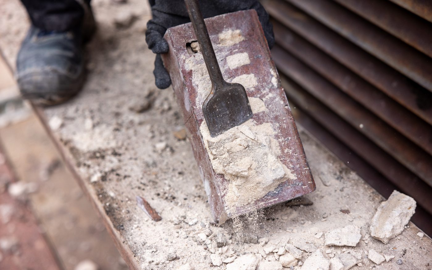 Vormauerziegel wird vom Mörtel befreit.