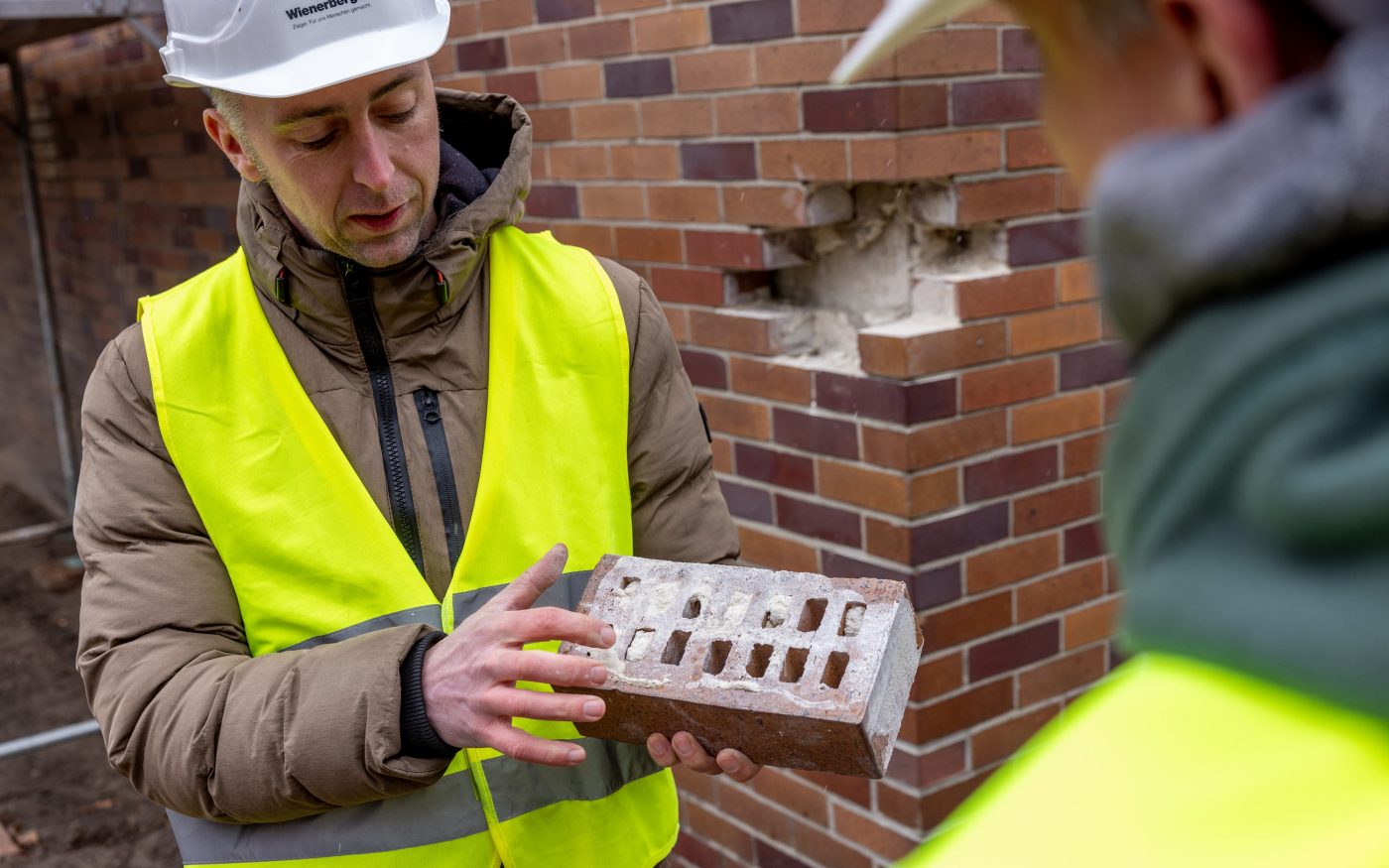 Der herausgenommene Vormauerziegel wird geprüft.