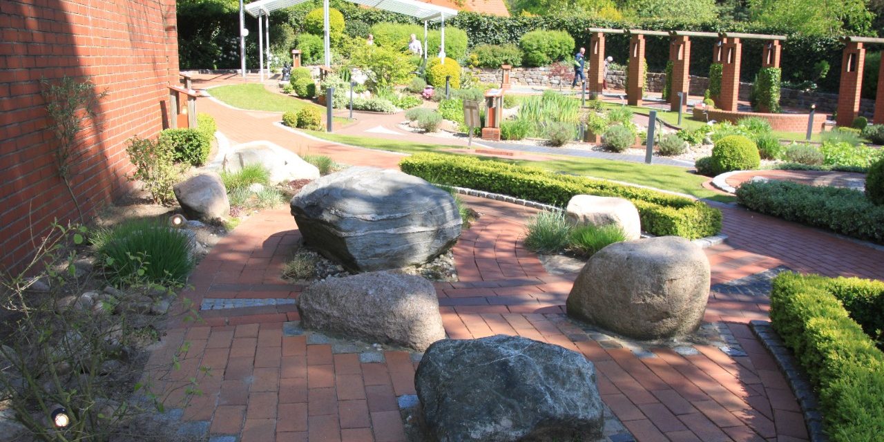 new garden with terca from the plant Bramsche, path with flowers
