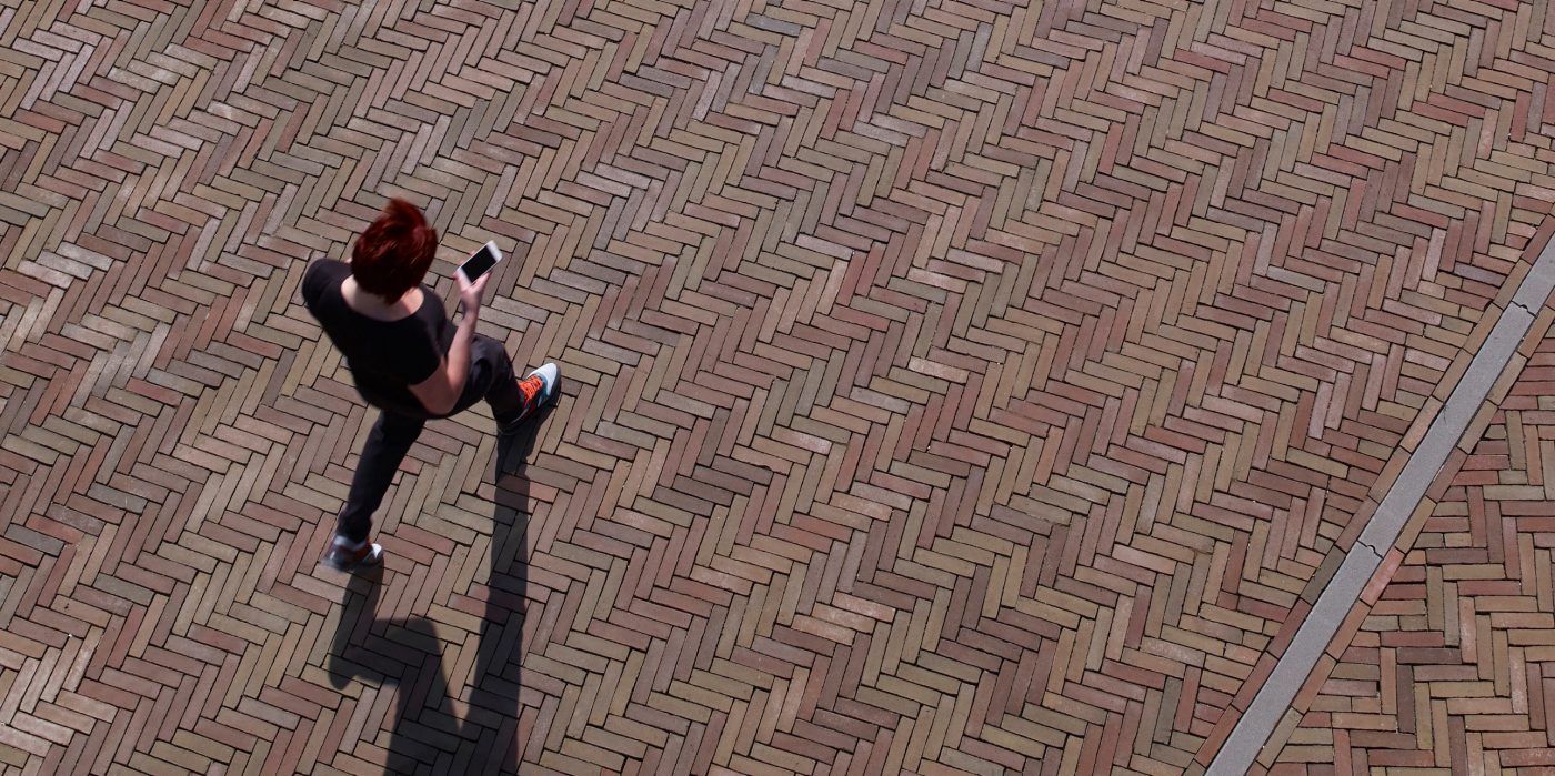 Penter Varia Wasserstrich Man with mobile phone aerial picture