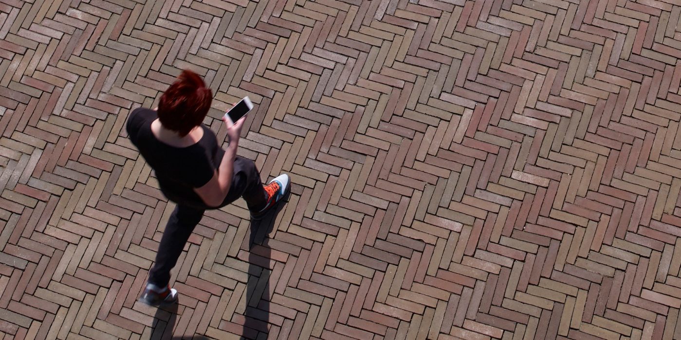 Penter Varia Wasserstrich Man with mobile phone aerial picture