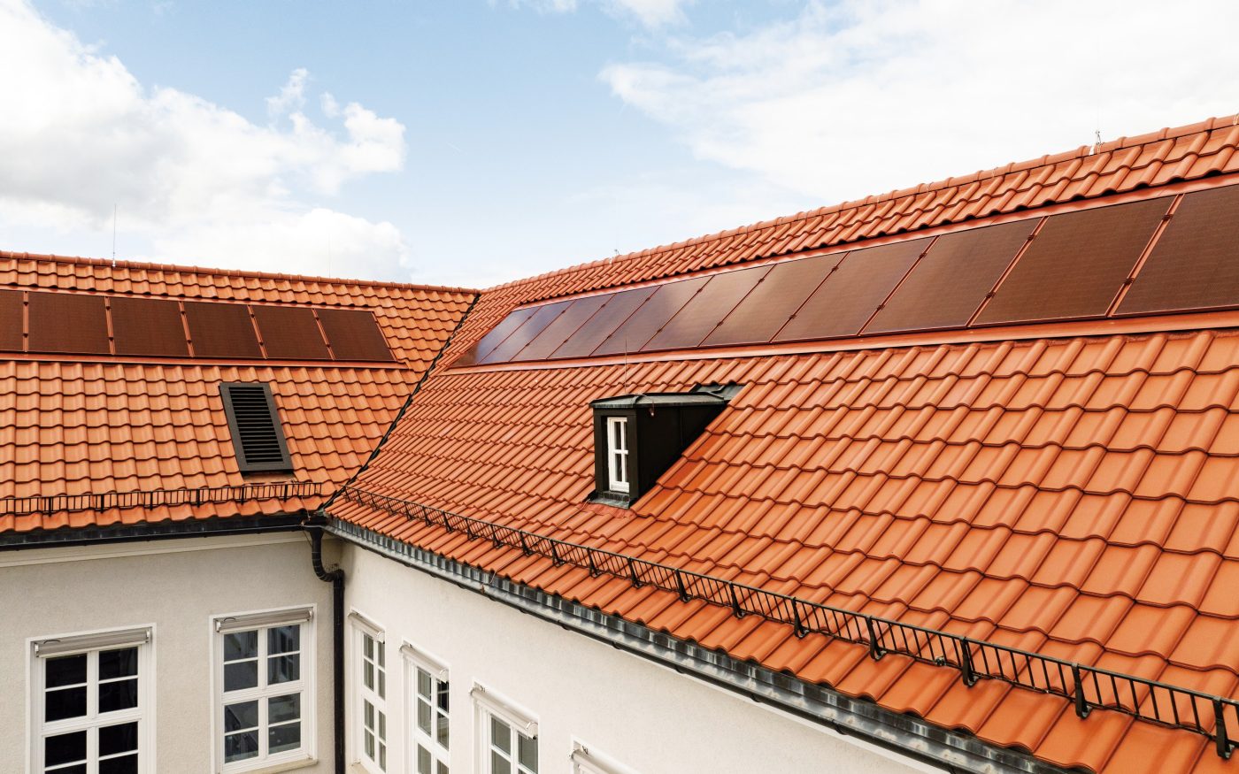 Referenzobjekt Schule Ludwigsburg. Verbaute Produkte: Koramic Alegra 8 rot engobiert und Wevolt X-Frame rot