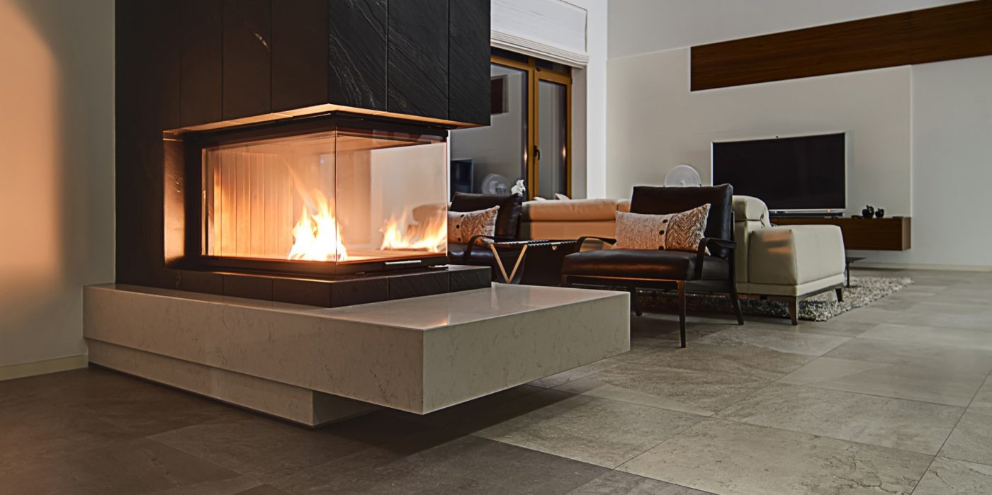 Feuer brennt in Kamin in designigem Wohnzimmer