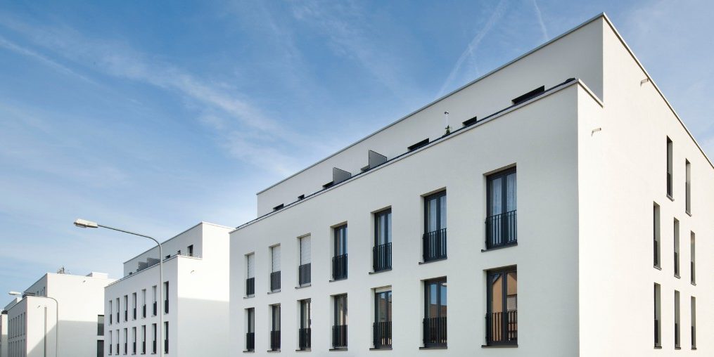 Finished facade with garden from a lateral angle / S10-42,5-P