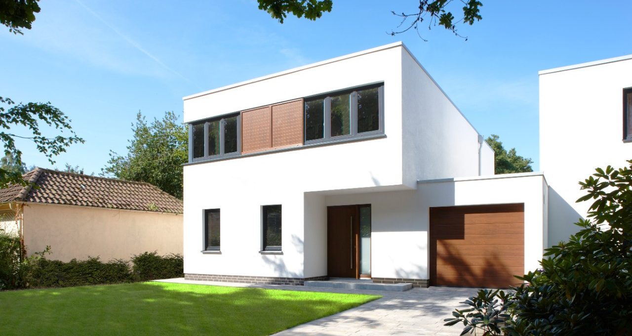 Front view of the building with garage in a finished state / Poroton T7-42,5-MW / Terca Potsdam glatt, NF