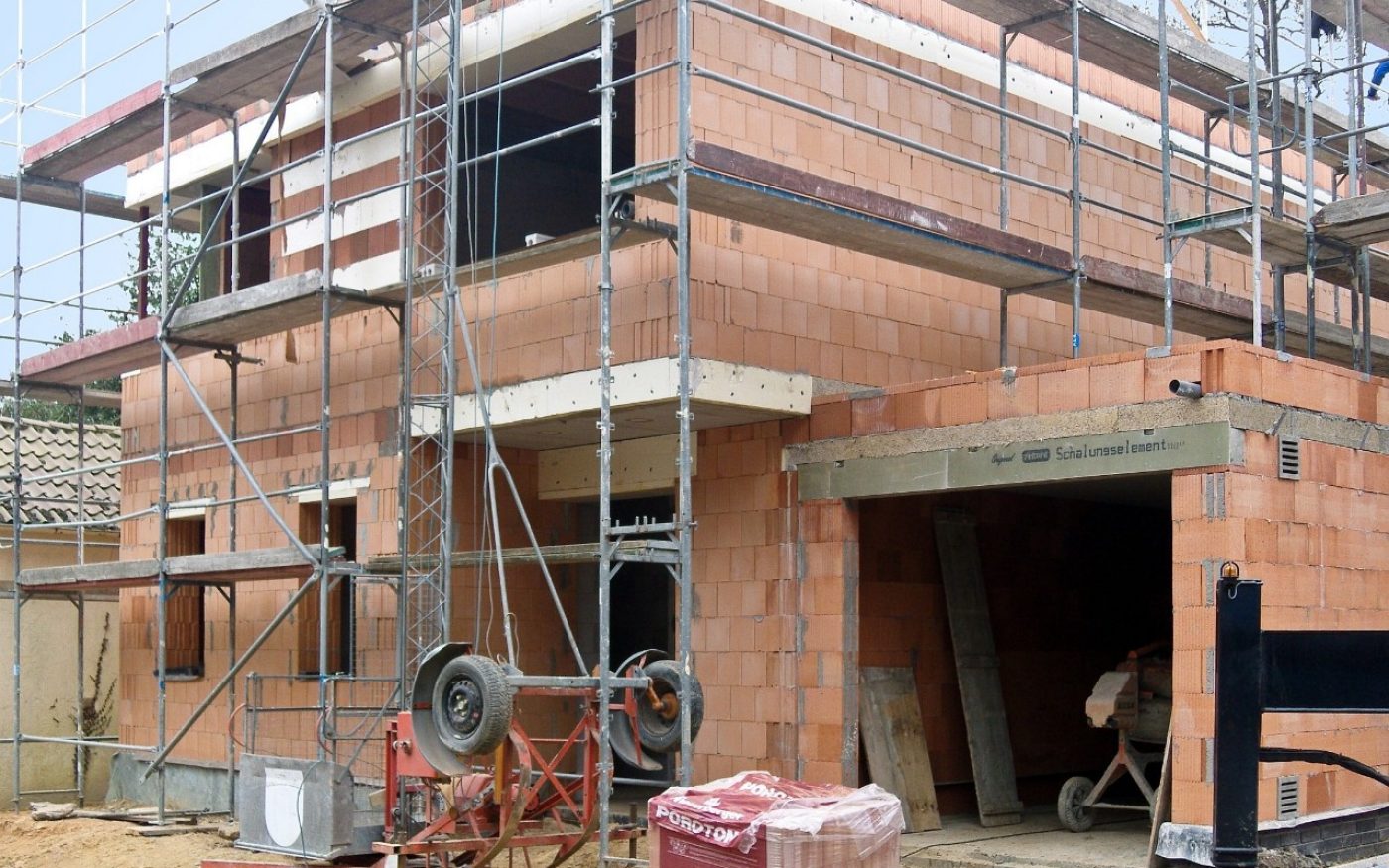 Building during construction with railing / Poroton T7-42,5-MW / Terca Potsdam glatt, NF