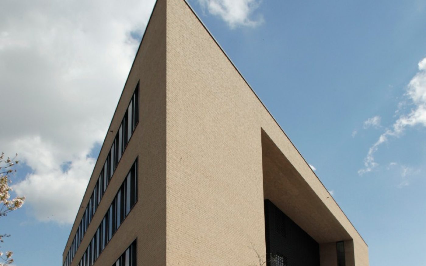 side view; sidewalk; corner; product: Terca HKS grey-brown (custom build)