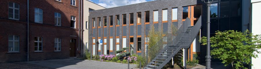 Entrance area of the town hall, an entrance area and stairs to the door, bench and lantern, Dresden, anthrazitbraun nuanciert, glatt