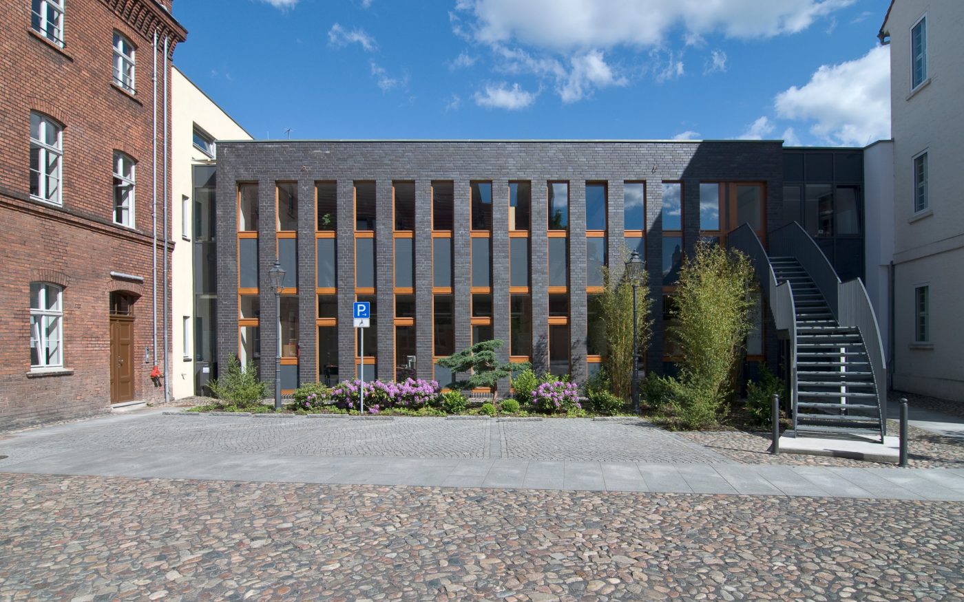 Entrance area of the town hall, an entrance area and stairs to the door, Dresden, anthrazitbraun nuanciert, glatt