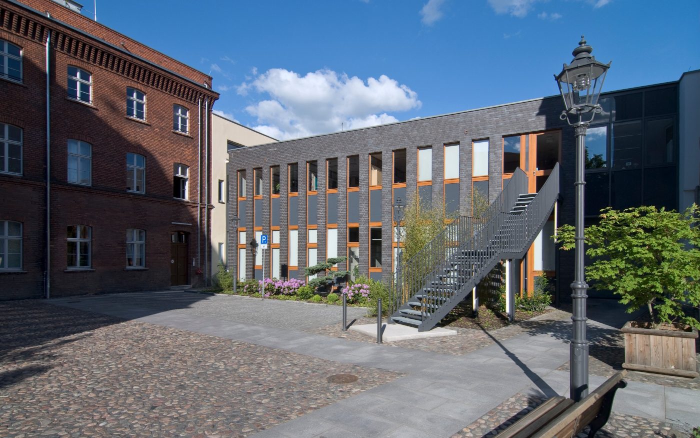 Entrance area of the town hall, an entrance area and stairs to the door, bench and lantern, Dresden, anthrazitbraun nuanciert, glatt