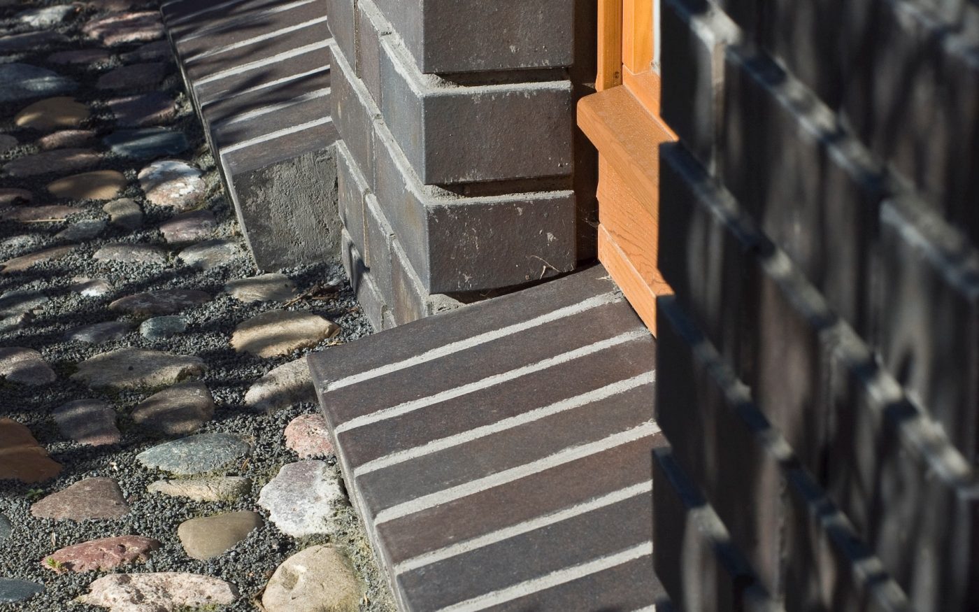 Bird's eye view of a windowsill, protruding bricks, windows, Dresden, anthrazitbraun nuanciert, glatt