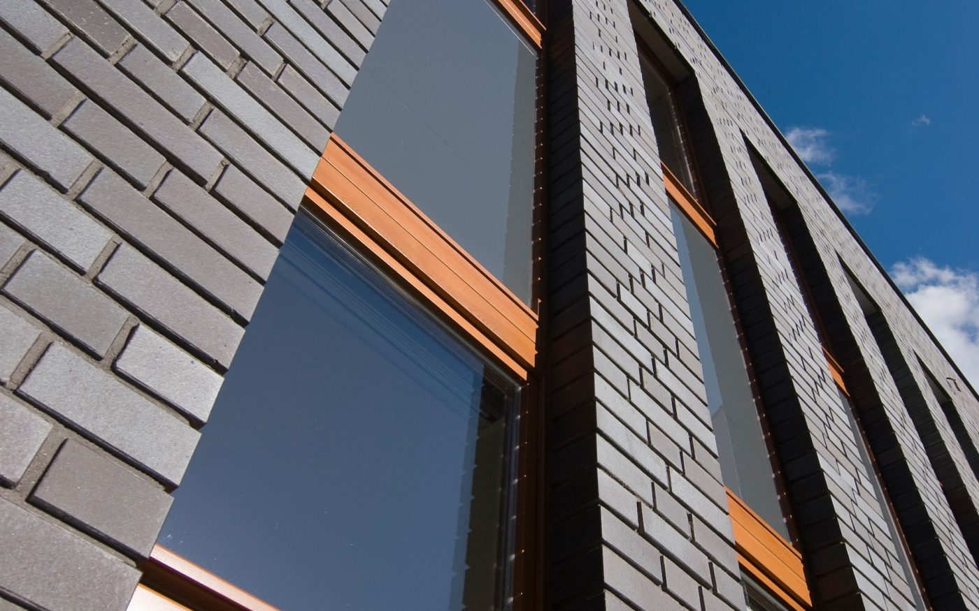 Close-up of a town hall, Frog's perspective, Diagonal, Dresden, anthrazitbraun nuanciert, glatt