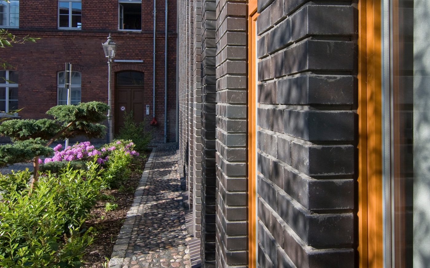 Close-up of a town hall, flowers, lantern, window, Dresden, anthrazitbraun nuanciert, glatt