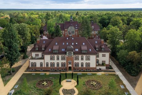 Koramic Tradi 15 maron Terca Jona rot Formziegel Manufaktur weiß matt / weiß glänzend Beelitz-Heilstätten