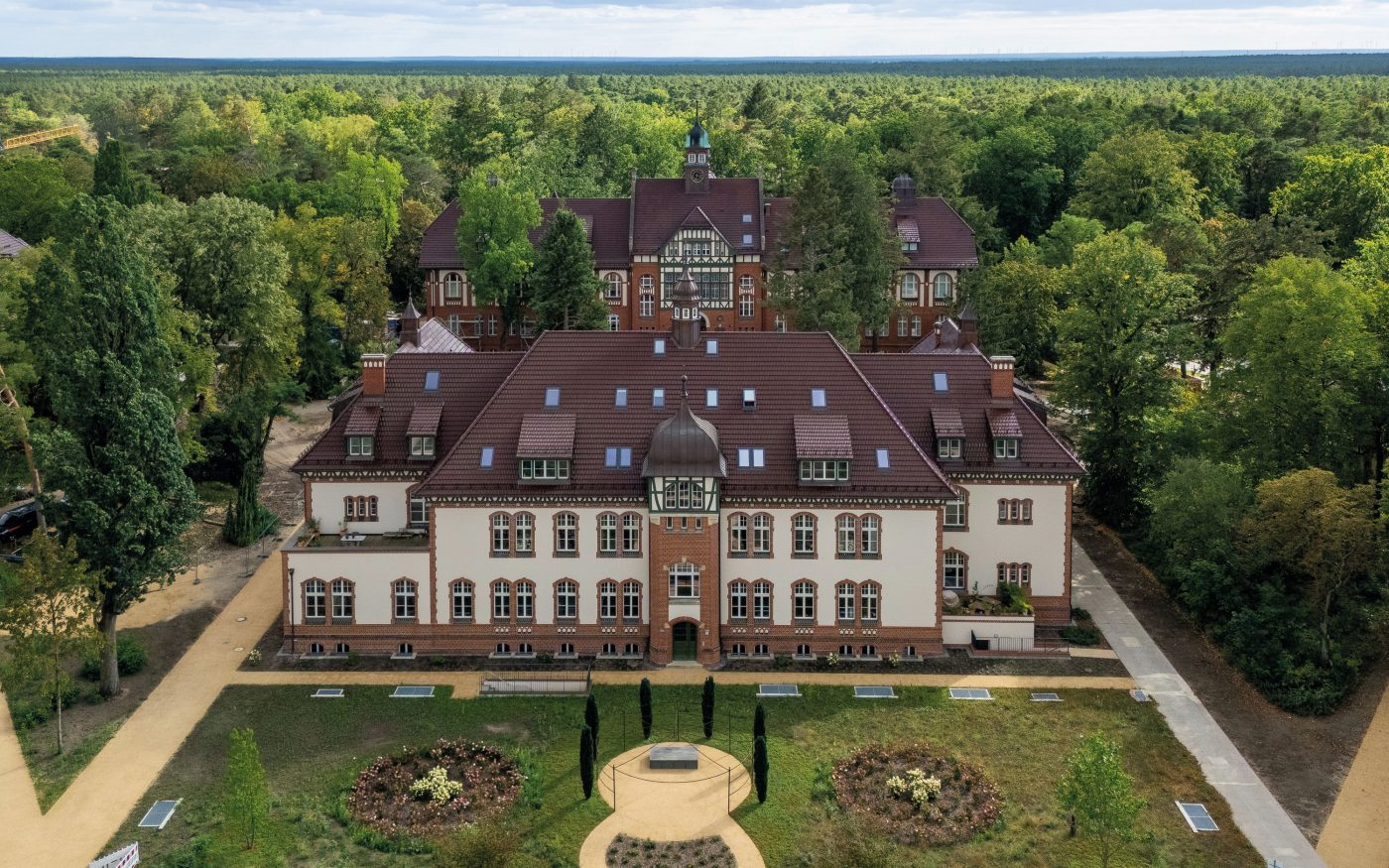 Koramic Tradi 15 maron Terca Jona rot Formziegel Manufaktur weiß matt / weiß glänzend Beelitz-Heilstätten