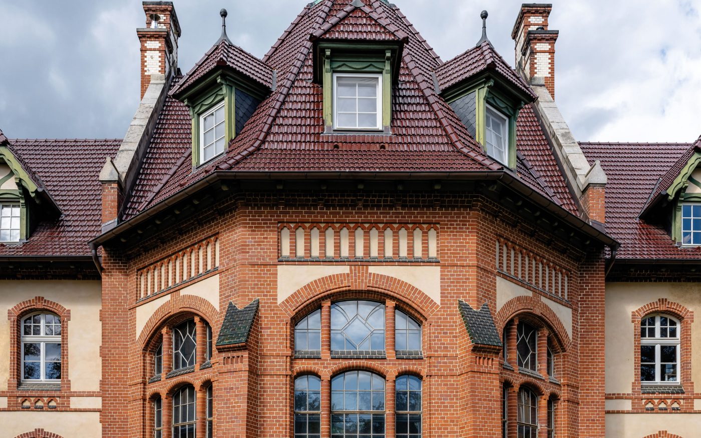 Koramic Tradi 15 maron Terca Jona rot Formziegel Manufaktur weiß matt / weiß glänzend Beelitz-Heilstätten
