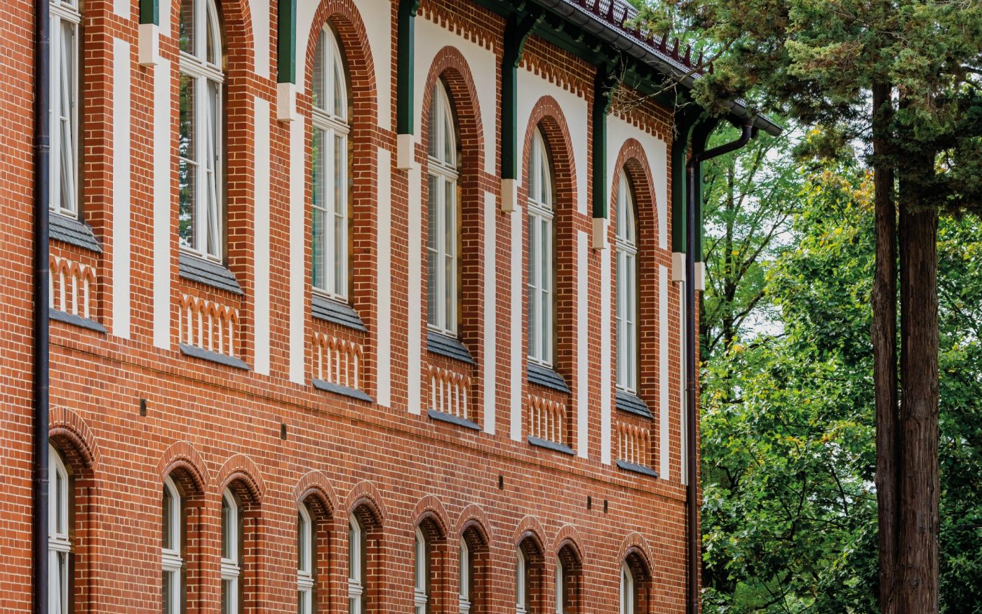 Koramic Tradi 15 maron Terca Jona rot Formziegel Manufaktur weiß matt / weiß glänzend Beelitz-Heilstätten