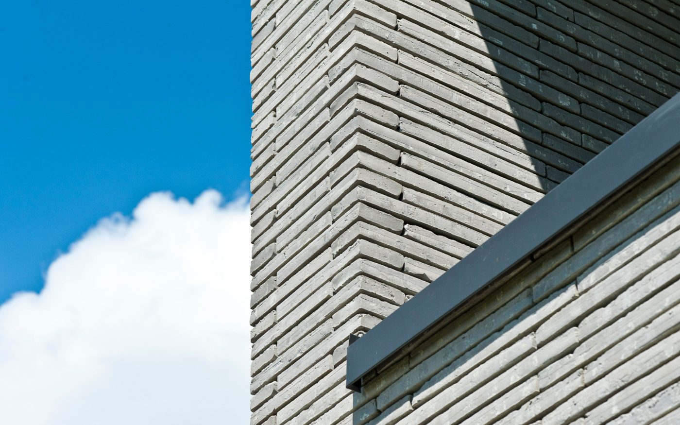 Close-Up facade and windowsill, Passive House, Bauhaus-style, Multi-Generational House, Poroton, Terca, Polaris, by Architects Engelshove, situated in Neuenkirchen