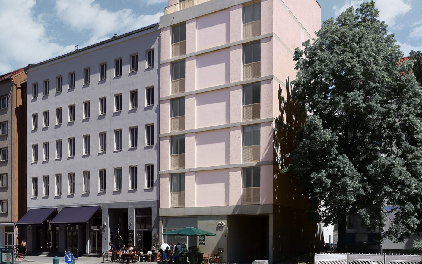 Der Neubau in der Chausseestraße ist ein siebengeschossiges Wohngebäude mit elf Wohnungen und einem Ladenlokal.