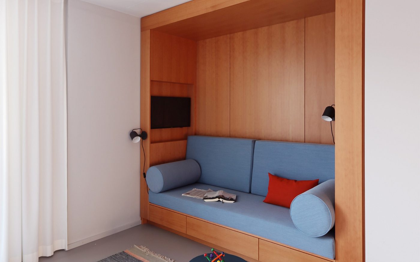 Die Treppenhauskubatur bildet sich plastisch in den Wohnungen ab und formt Wandnischen. So entstehen begehbare Kleiderschränke und Wandnischen mit Holzeinbauten, die Wohnqualität schaffen.