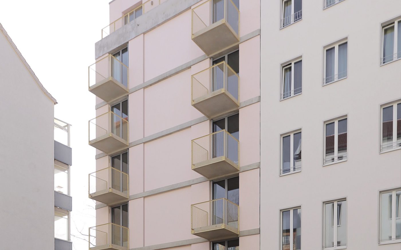 Das schmale Gebäude dient den dahinterliegenden Bauten als Eingang und Durchfahrt. Die Wohnungen sind zur Hofseite mit einem kleinen Balkon ausgestattet.
